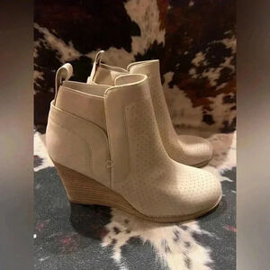 Dolce Vita DV Gerdy Booties Ankle Boots Wedge Heel Beige Size 7.5 & 7 NEW